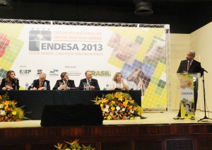 Ágide Meneguette é homenageado durante Endesa