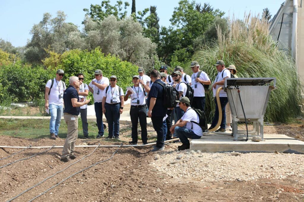 Grupo de pessoas conhecendo os sistemas de irrigação em Israel.