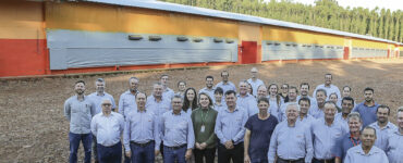 Turma de instrutores do SENAR-PR posa para foto em frente à aviário escola da cooperativa Copacol, em Cafelândia