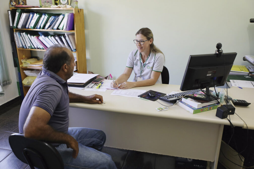 A gestora Maria Luiza Borgo atende a produtor rural