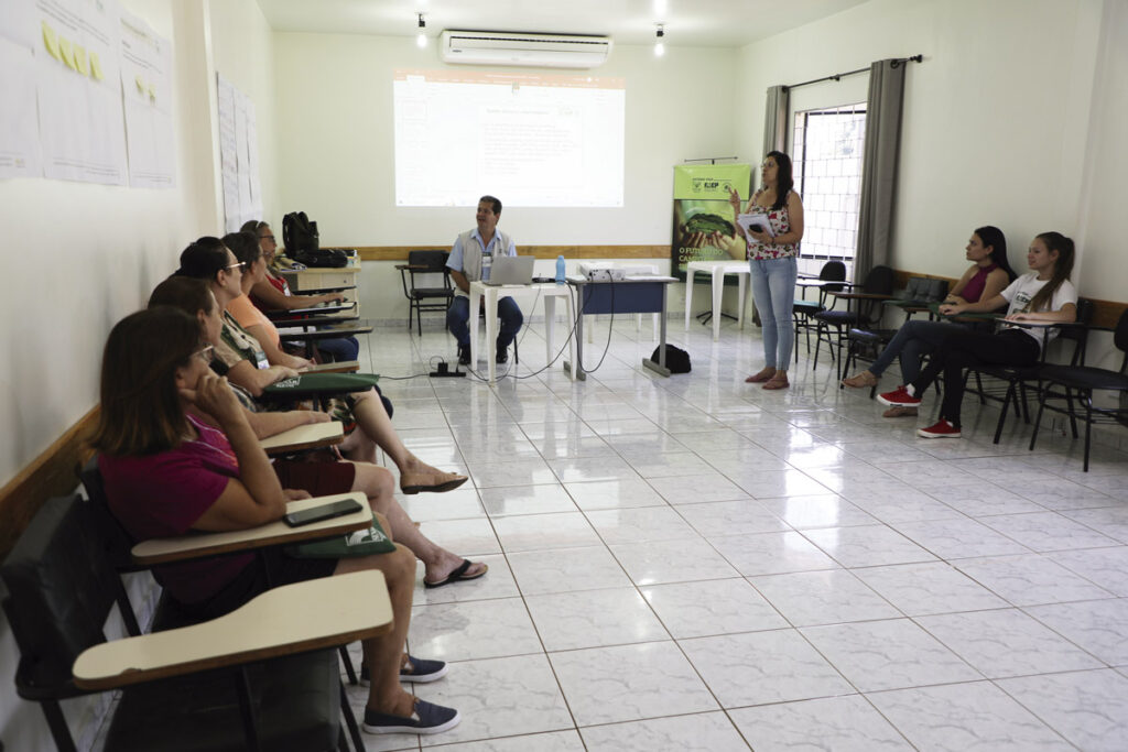 Lizandra Cristina Melo, em pé, fala a outros alunos, durante curso do SENAR-PR