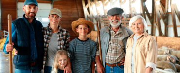Família rural reunida. Pai, mãe, filhos e avós