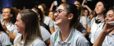 Participantes do 11º Encontro de Produtoras Rurais sorriem na plateia