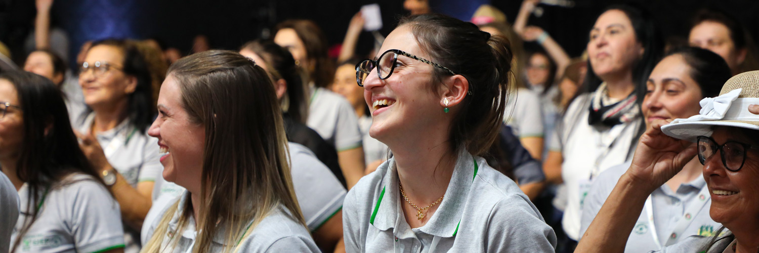 Participantes do 11º Encontro de Produtoras Rurais sorriem na plateia