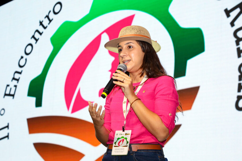 Stéphanie Ferreira, presidente da CNA Mulher, discursa na abertura do 11º Encontro de Produtoras Rurais