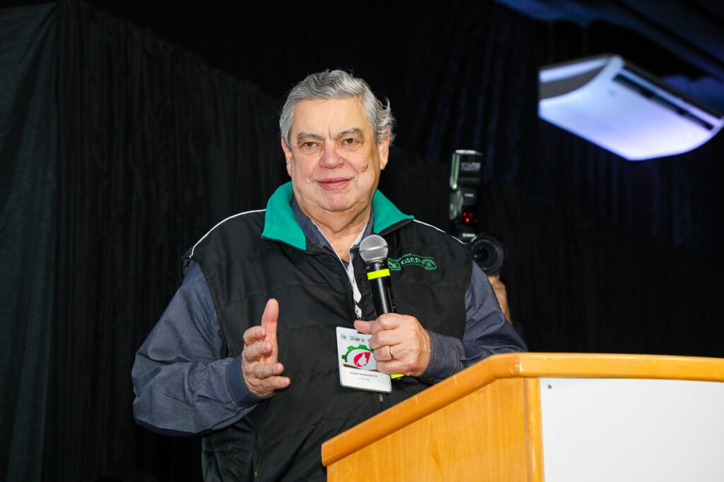 O presidente do Sistema FAEP/SENAR-PR, Ágide Meneguette, discursa na abertura do encontro de produtoras