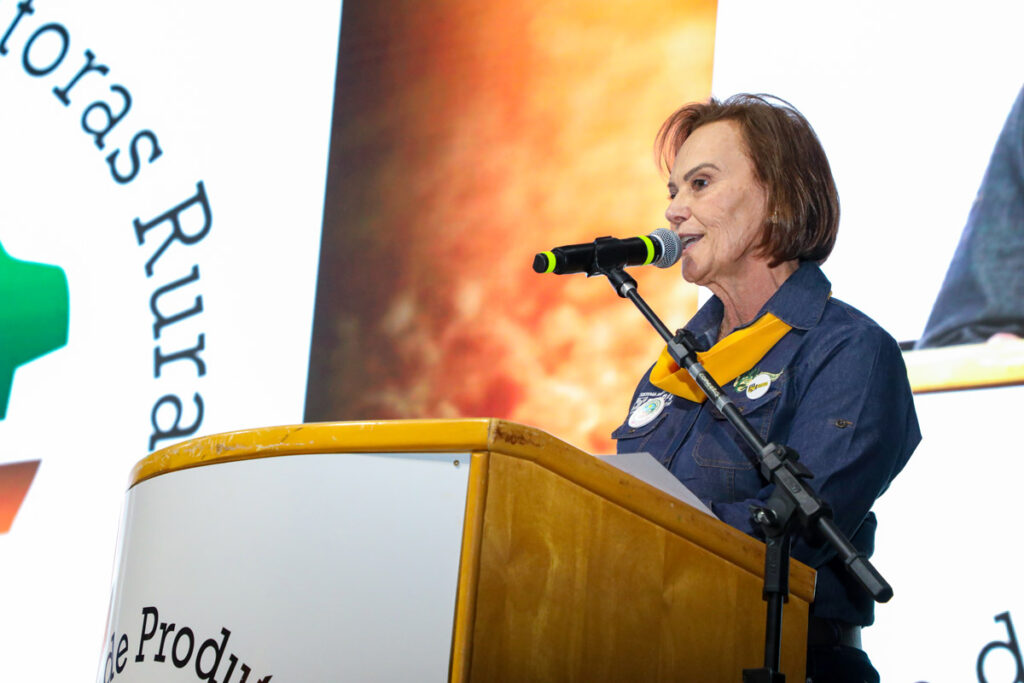 Maria Beatriz Orso discursa, no palco do 11º Encontro de Produtoras Rurais