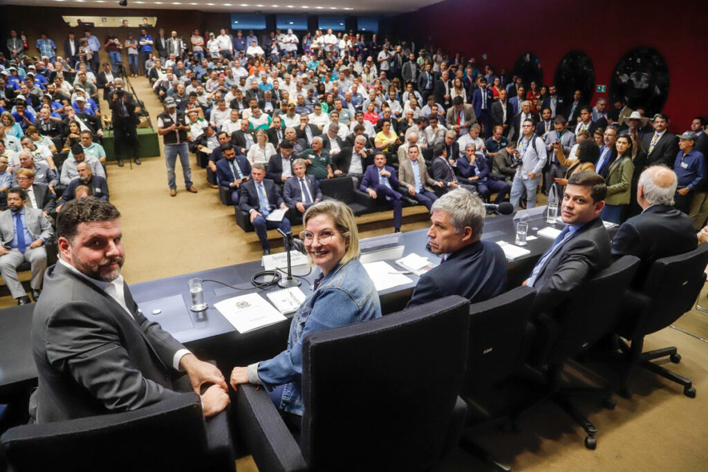 Encontro Nacional de Produtores de Leite teve a presença de deputados ligados às questões do agronegócio