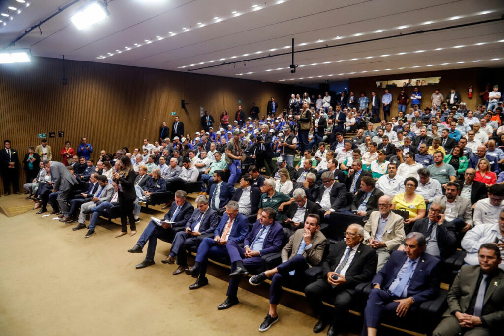 Imagem do Encontro Nacional de Produtores de Leite, realizado em Brasília, no dia 16 de agosto, com centenas de pessoas no Auditório Nereu Ramos