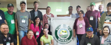 Participantes do Herdeiros do Campo, realizado em uma parceria entre SENAR-PR e Sicredi, posam para fotografia que registra uma das turmas no Oeste do Paraná