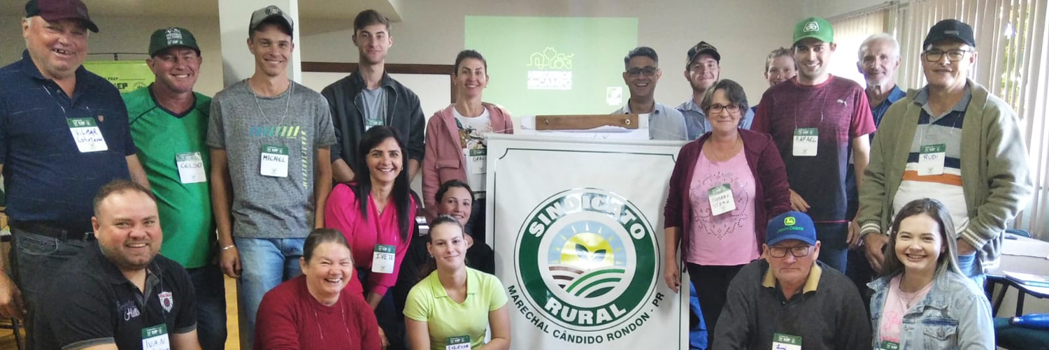 Participantes do Herdeiros do Campo, realizado em uma parceria entre SENAR-PR e Sicredi, posam para fotografia que registra uma das turmas no Oeste do Paraná