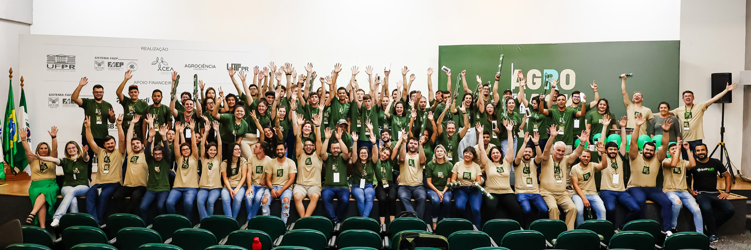 Participantes do Agrohackathon posam para fotos em Curitiba