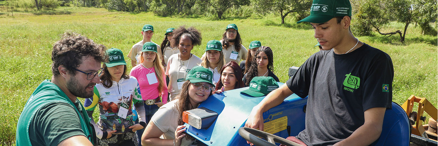 Adolescentes no Colégio Agrícola usando o boné do Sistema FAEP/SENAR-PR