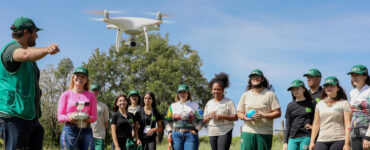 Alunos de colégio agrícola pilotando drone durante formação no Paraná