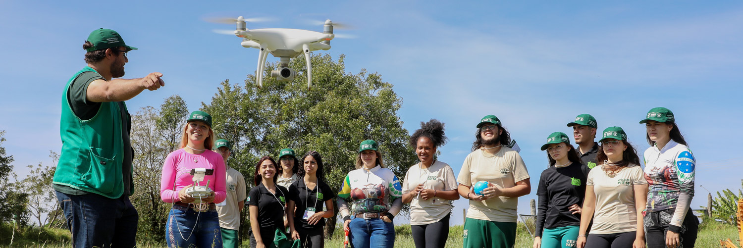 Alunos de colégio agrícola pilotando drone durante formação no Paraná