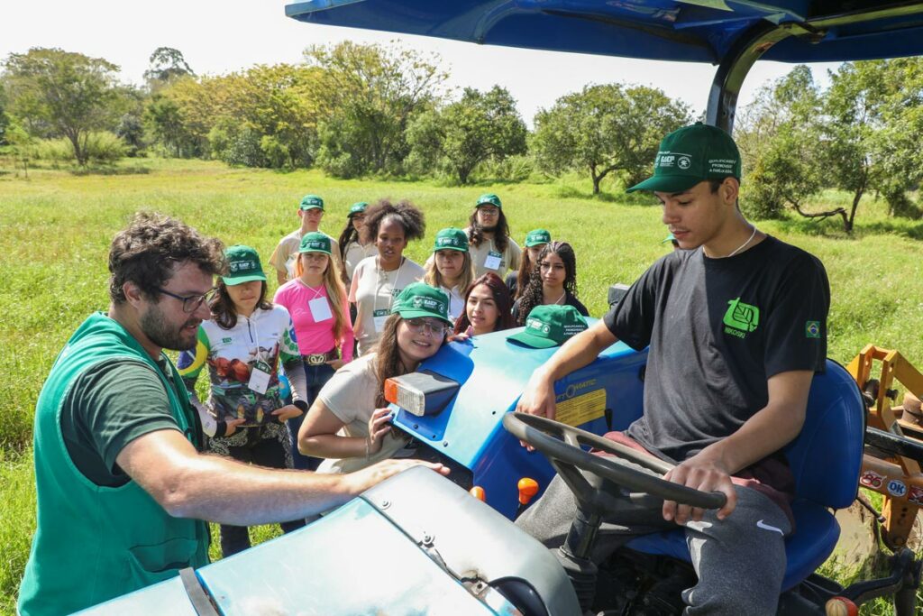 Alunos de colégios agrícolas do Paraná durante aula prática com instrutor do SENAR-PR em trator