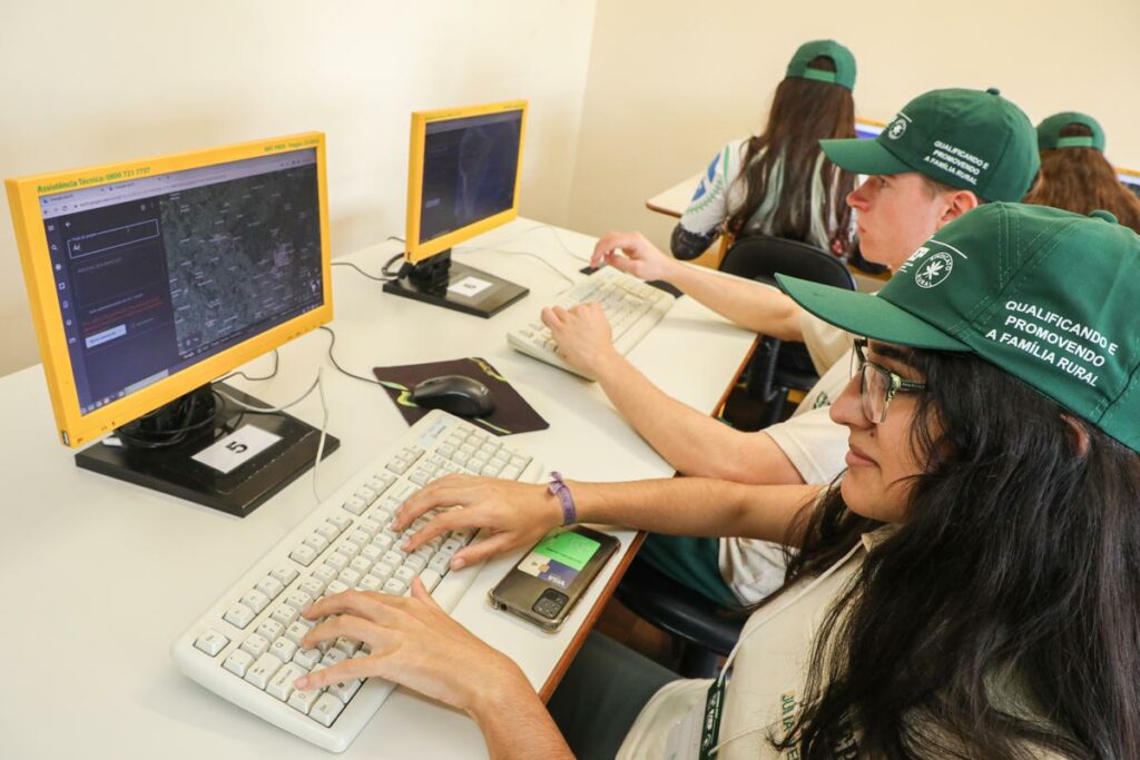 Aluna faz atividades em computador em colégio agrícola, alvo de parceria com o Sistema FAEP/SENAR-PR para inovar o parque tecnológico de instituições públicas de ensino no Estado