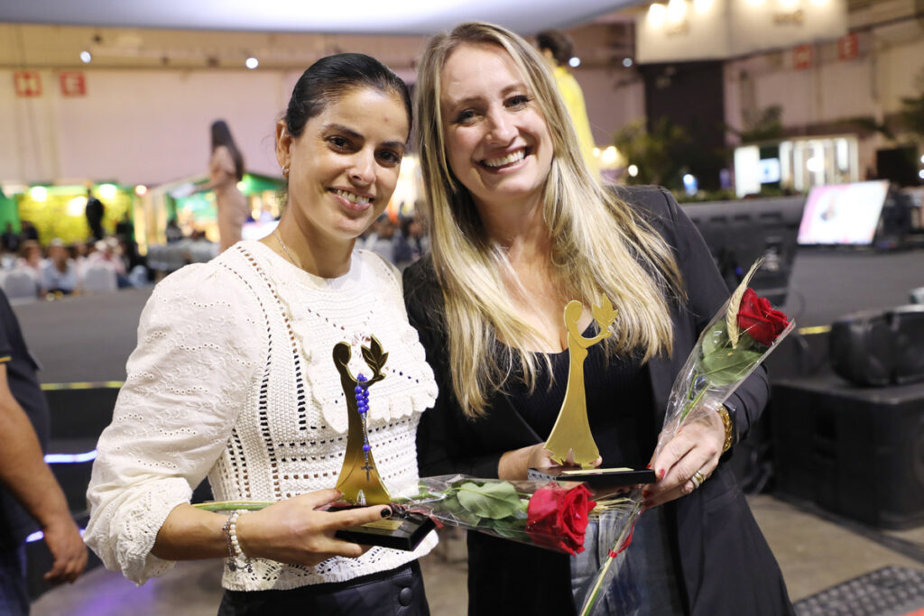 Flávia Saldanha Rodrigues, de Jacarezinho, do Norte Pioneiro; e Alessandra Barth, de Ipiranga, nos Campos Gerais posam para foto ostentando prêmio recebido no Congresso Nacional de Mulheres do Agronegócio