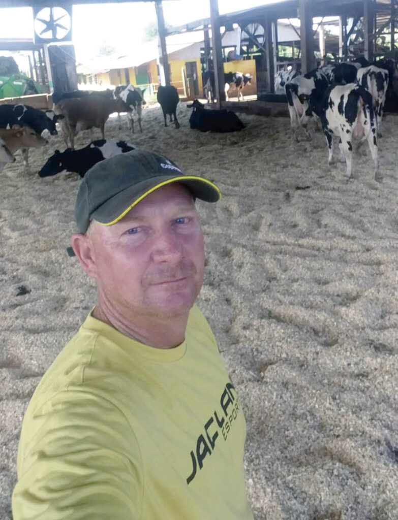 Edio Chapla em selfie dentro de um dos barracões de sua propriedade, dedicado à criação de vacas e produção de leite