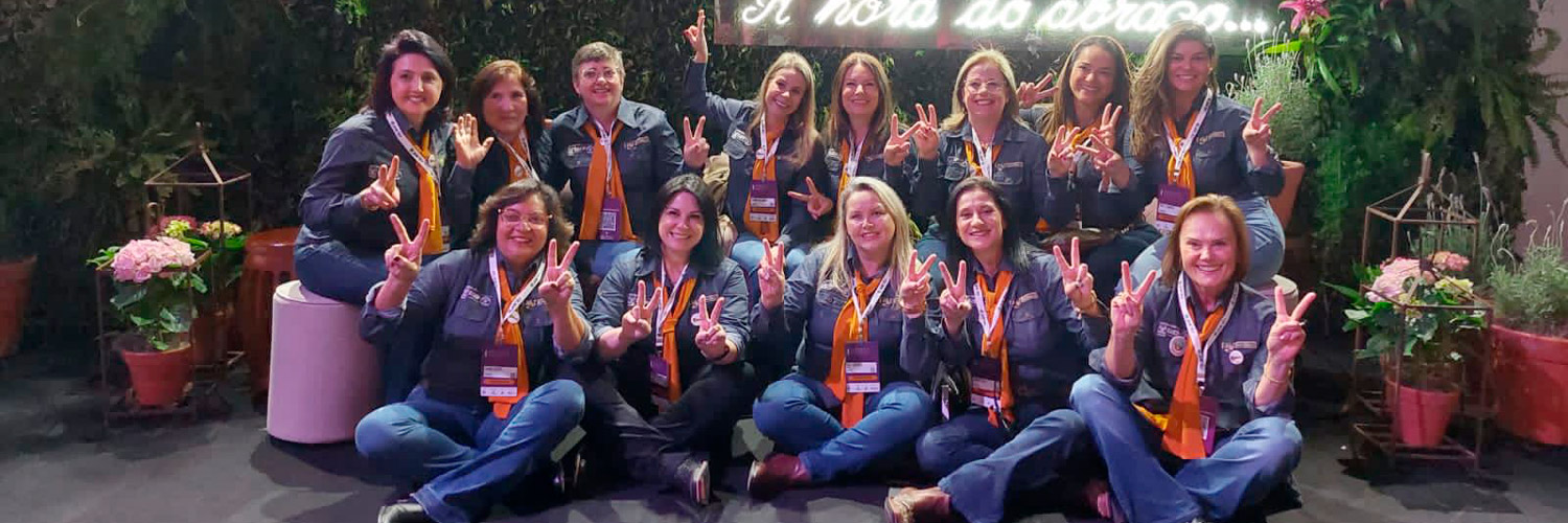 Coordenadoras da Comissão Estadual de Mulheres da FAEP posam para foto durante Congresso Nacional de Mulheres de 2022