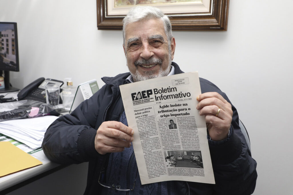 Foto mostra o jornalista Celso Nascimento, exibindo um exemplar antigo do Boletim Informativo