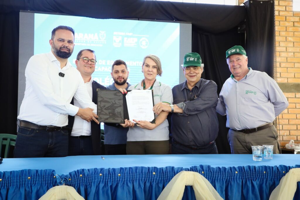 Foto oficial de autoridades na entrega de equipamentos para colégios agrícolas na Lapa, Região Metropolitana de Curitiba