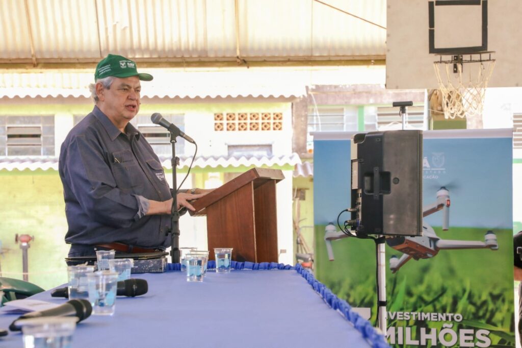 Por outro ângulo, o presidente do Sistema FAEP/SENAR-PR, Ágide Meneguette, na entrega de equipamentos para colégios agrícolas na Lapa, Região Metropolitana de Curitiba