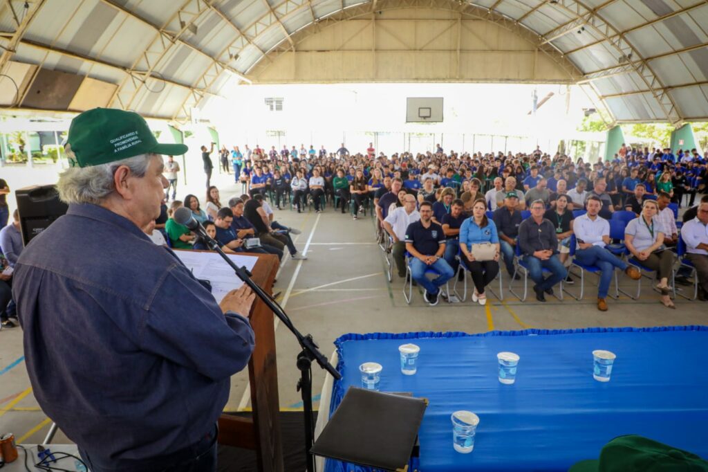 Ágide Meneguette, presidente do Sistema FAEP/SENAR-PR, de costas, e no fundo o público durante a entrega de equipamentos para colégios agrícolas na Lapa, Região Metropolitana de Curitiba