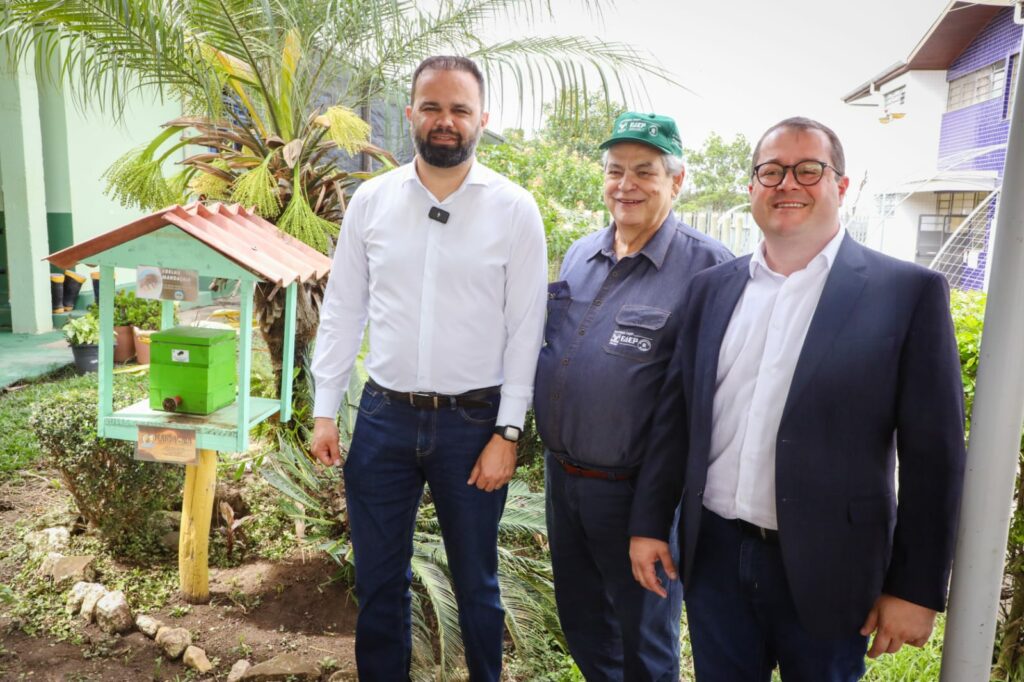 Autoridades presentes na entrega de equipamentos para colégios agrícolas na Lapa, Região Metropolitana de Curitiba posam para foto