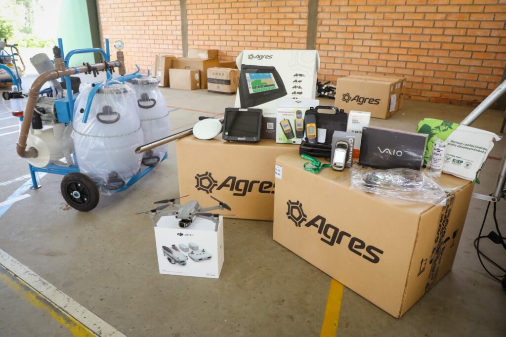Foto mostra os equipamentos entregues para colégios agrícolas na Lapa, Região Metropolitana de Curitiba