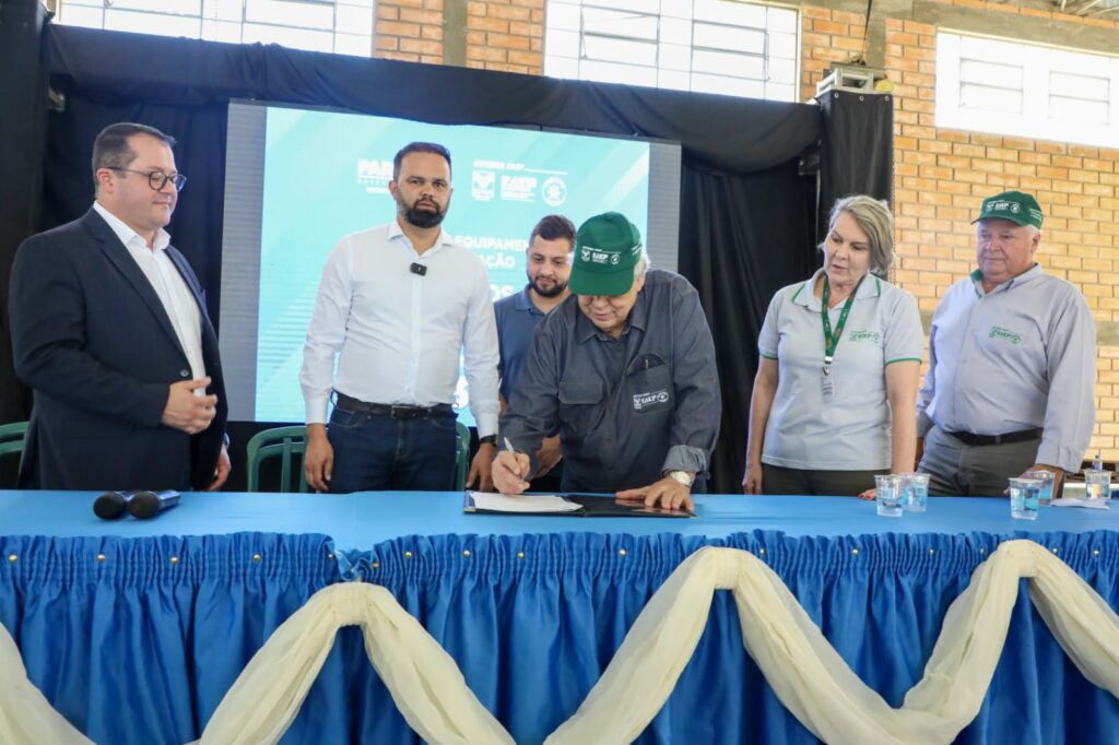 Ágide Meneguette, presidente do Sistema FAEP/SENAR-PR, assina termo de entrega de equipamentos para colégios agrícolas na Lapa, Região Metropolitana de Curitiba