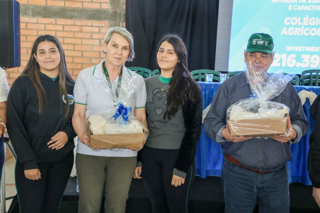 A diretora técnica do SENAR-PR, Debora Grimm e o presidente do Sistema FAEP/SENAR-PR recebendo homenagem durante a entrega de equipamentos para colégios agrícolas na Lapa, Região Metropolitana de Curitiba