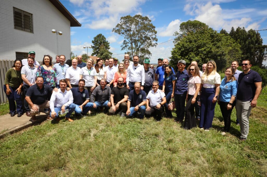 Todos os participantes da entrega de equipamentos para colégios agrícolas na Lapa, Região Metropolitana de Curitiba em uma foto na área externa do colégio