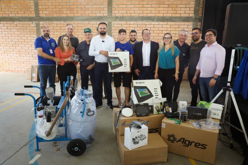 Em primeiro plano, os equipamentos para colégios agrícolas na Lapa, Região Metropolitana de Curitiba e atrás autoridades que participaram do evento