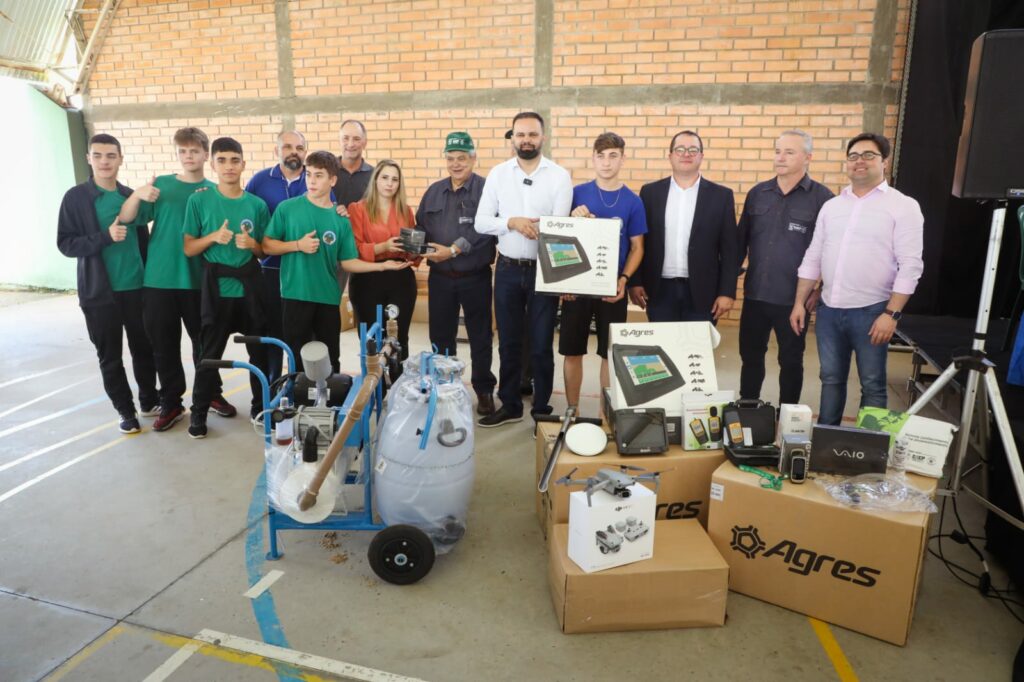 Equipamentos entregues para colégios agrícolas na Lapa, Região Metropolitana de Curitiba em primeiro plano e autoridades no fundo