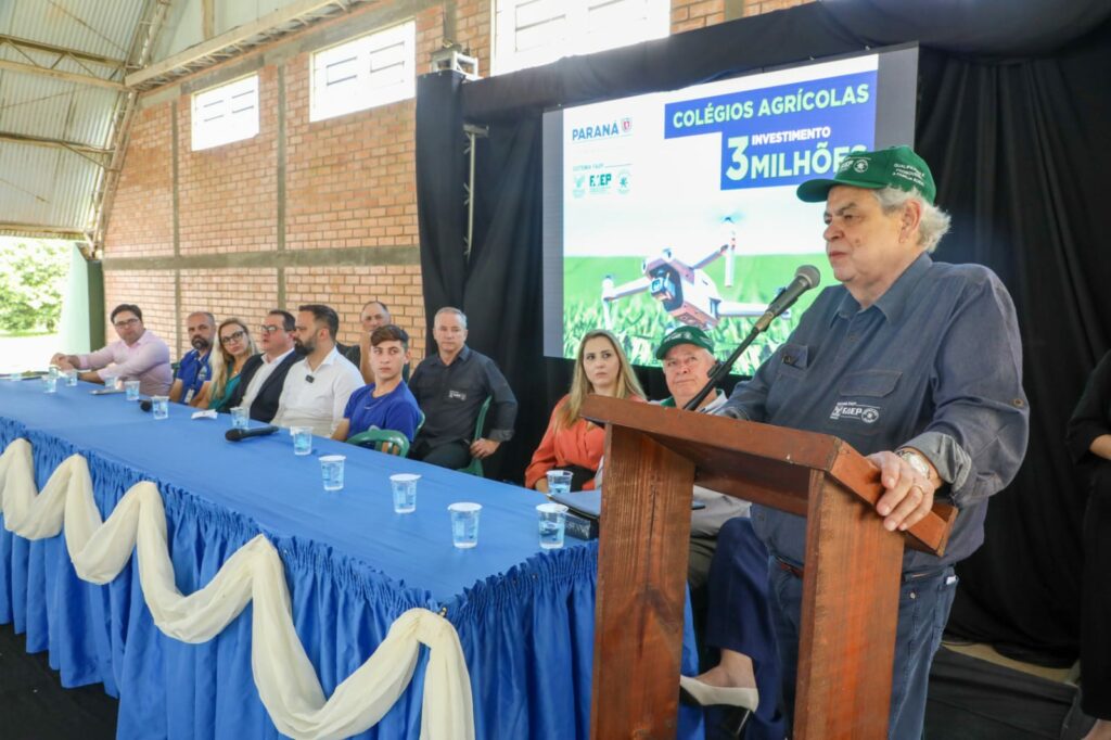 Ágide Meneguette, presidente do Sistema FAEP/SENAR-PR, discursa na entrega de equipamentos para colégios agrícolas na Lapa, Região Metropolitana de Curitiba