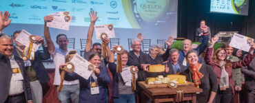 Participantes da cerimônia de encerramento do Prêmio Queijos do Paraná 2023 posam para foto das autoridades e ganhadores de medalhas