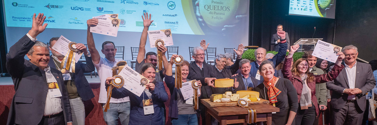 Participantes da cerimônia de encerramento do Prêmio Queijos do Paraná 2023 posam para foto das autoridades e ganhadores de medalhas