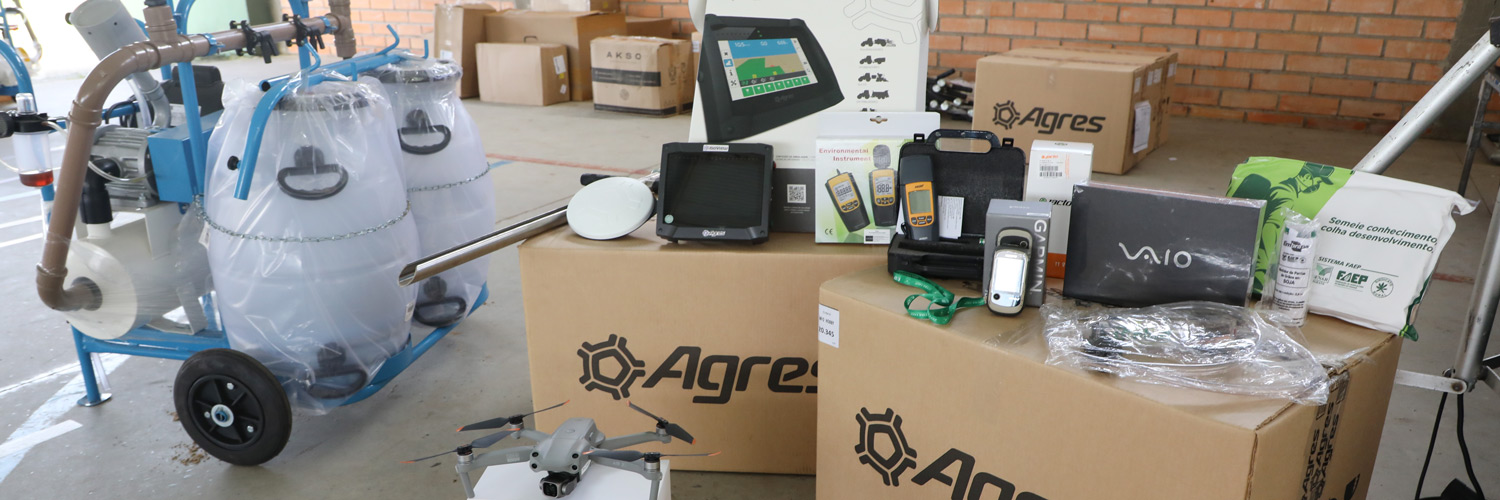 Entrega de equipamentos tecnológicos a colégios agrícolas na Lapa, no último dia 30 de novembro