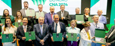 Líderes rurais de todo o Brasil posam para fotos em evento para lançar a Agenda Legislativa do Agro 2024