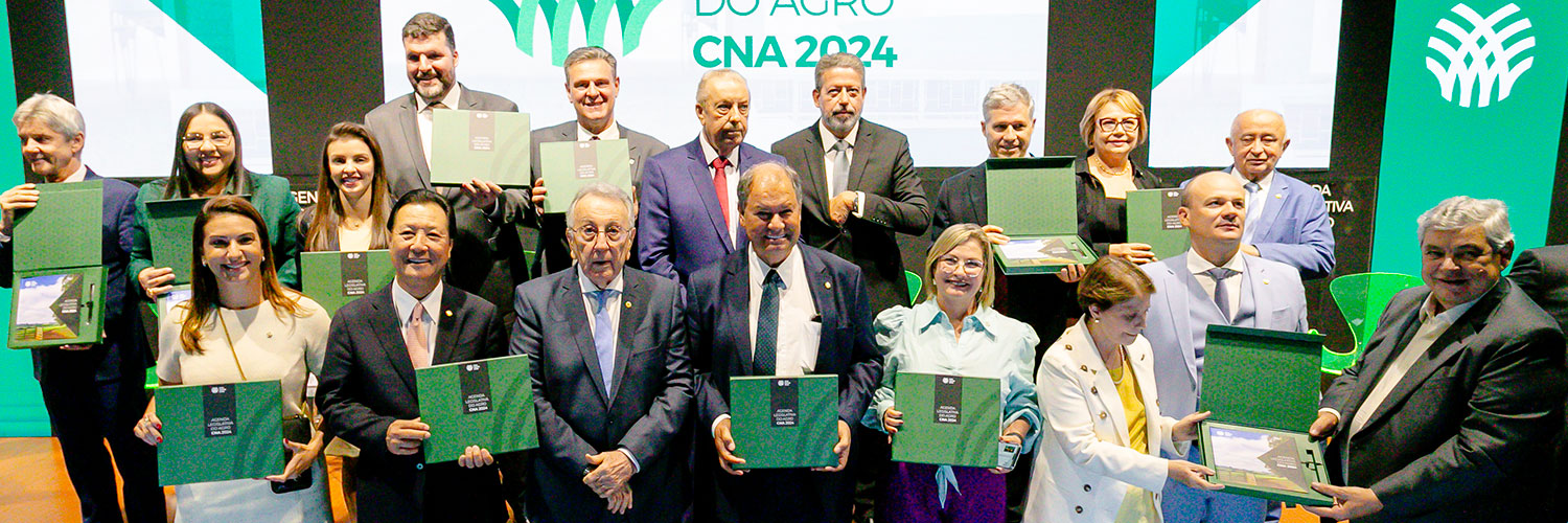 Líderes rurais de todo o Brasil posam para fotos em evento para lançar a Agenda Legislativa do Agro 2024