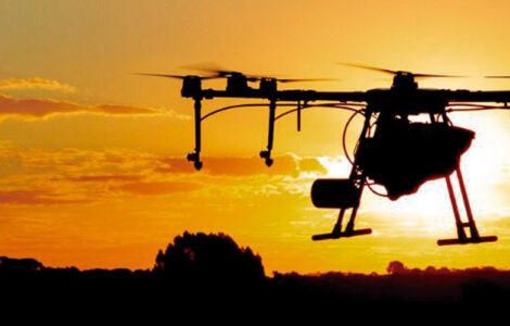 drone pulverizador ao por do sol