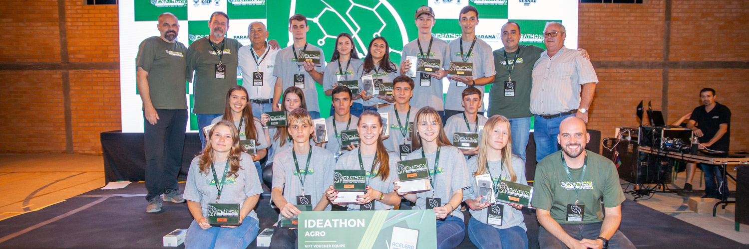 Vencedores do Ideathon do Sistema FAEP/SENAR-PR, na Lapa, posam para foto