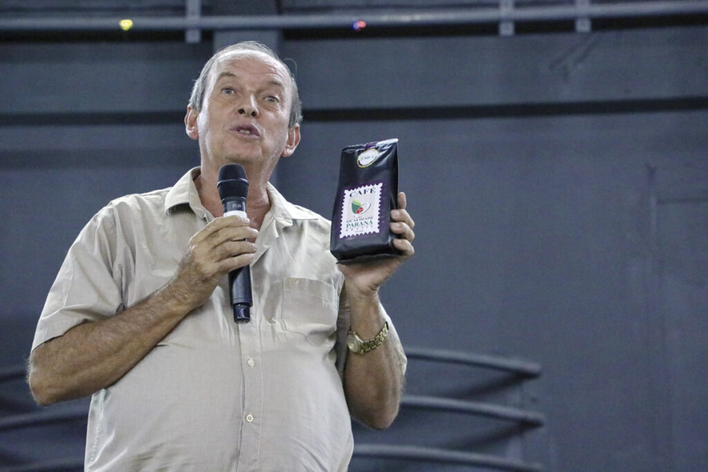 O presidente da CT de cafeicultura da FAEP, Walter Ferreira Lima, segura pacote do produto no lançamento do Concurso Café Qualidade 2024