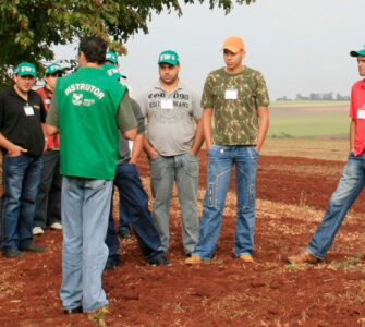 Alunos de curso do SENAR-PR participam de atividade no campo conduzida por instrutor, simbolizando o fato de que o SENAR-PR credencia instrutores para dois novos cursos
