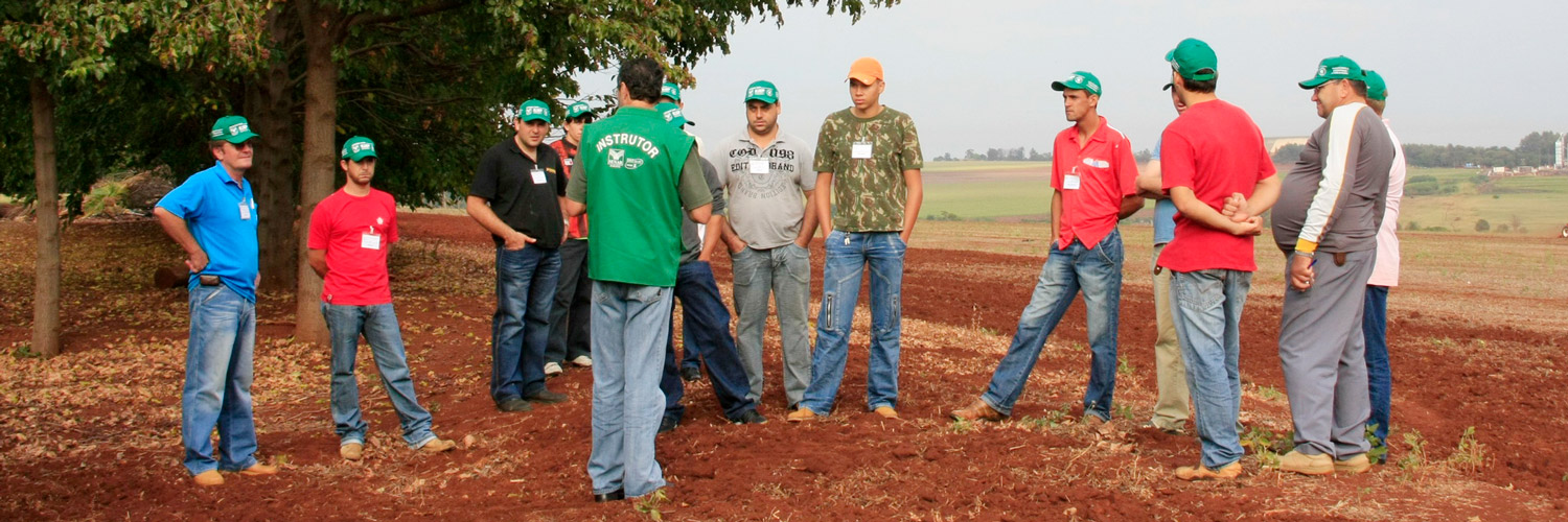 Alunos de curso do SENAR-PR participam de atividade no campo conduzida por instrutor, simbolizando o fato de que o SENAR-PR credencia instrutores para dois novos cursos