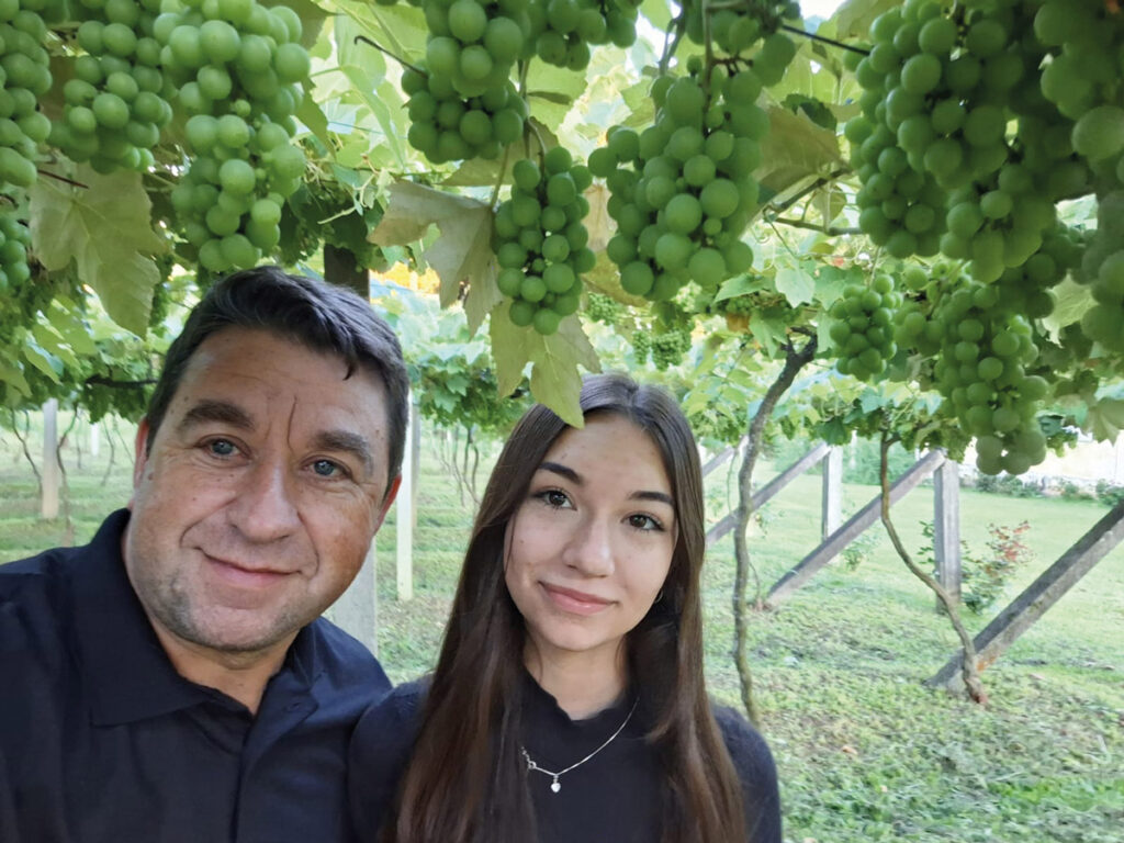 José e Sophia Zanchetta nas videiras da propriedade